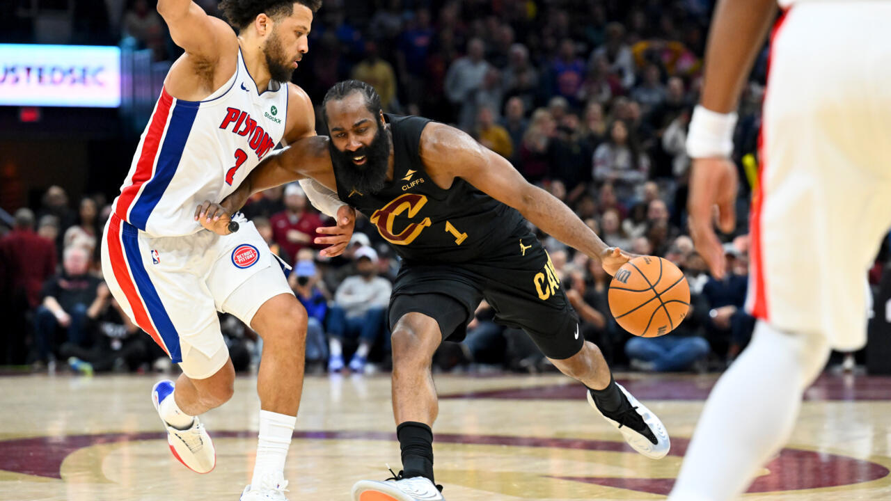 Cavs upset Pistons, Spurs thrash Sixers